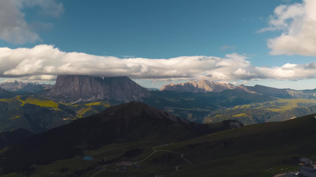 空中无人机4K镜头的Sassolungo集团在Val Gardena和Val di Fassa，白云石视频下载