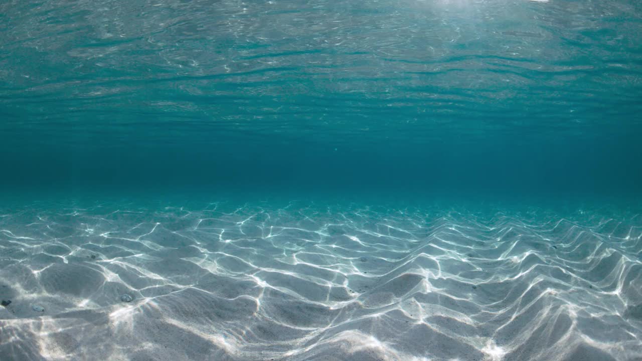 热带岛屿的透明海洋，水下有沙底。视频素材