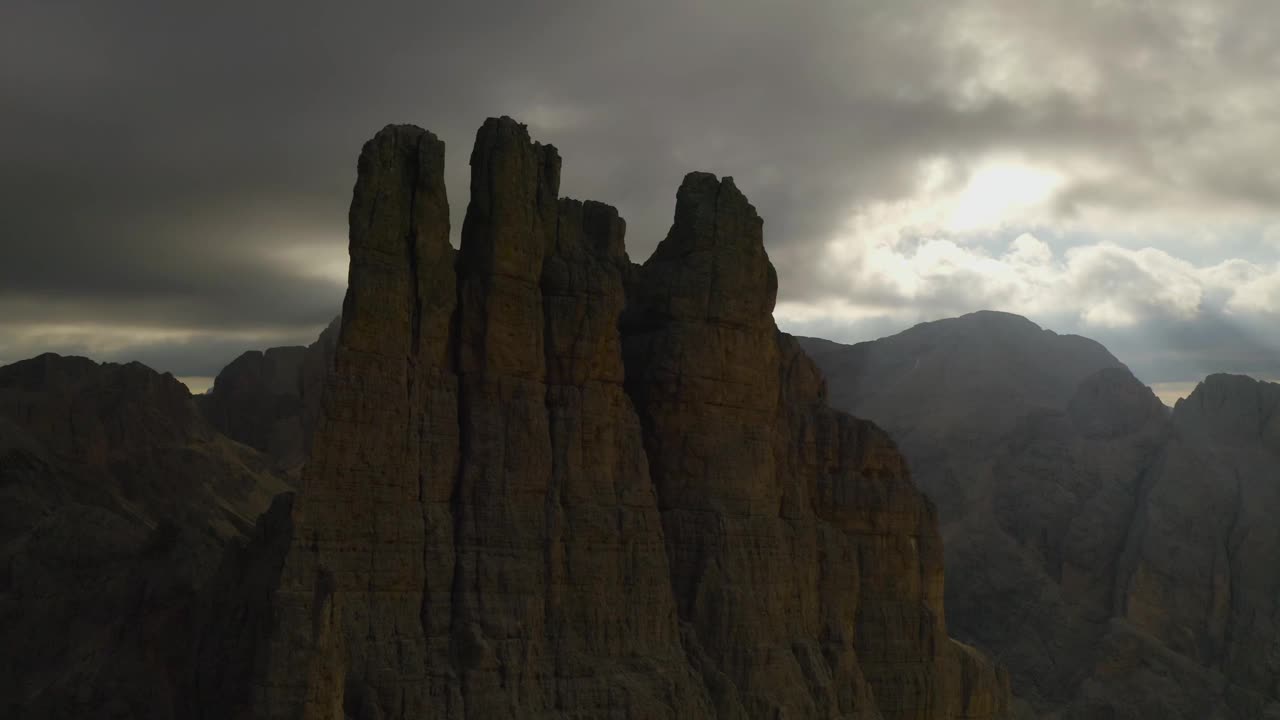 空中无人机拍摄的Dolomites Torri del Vajolet的4K镜头视频素材