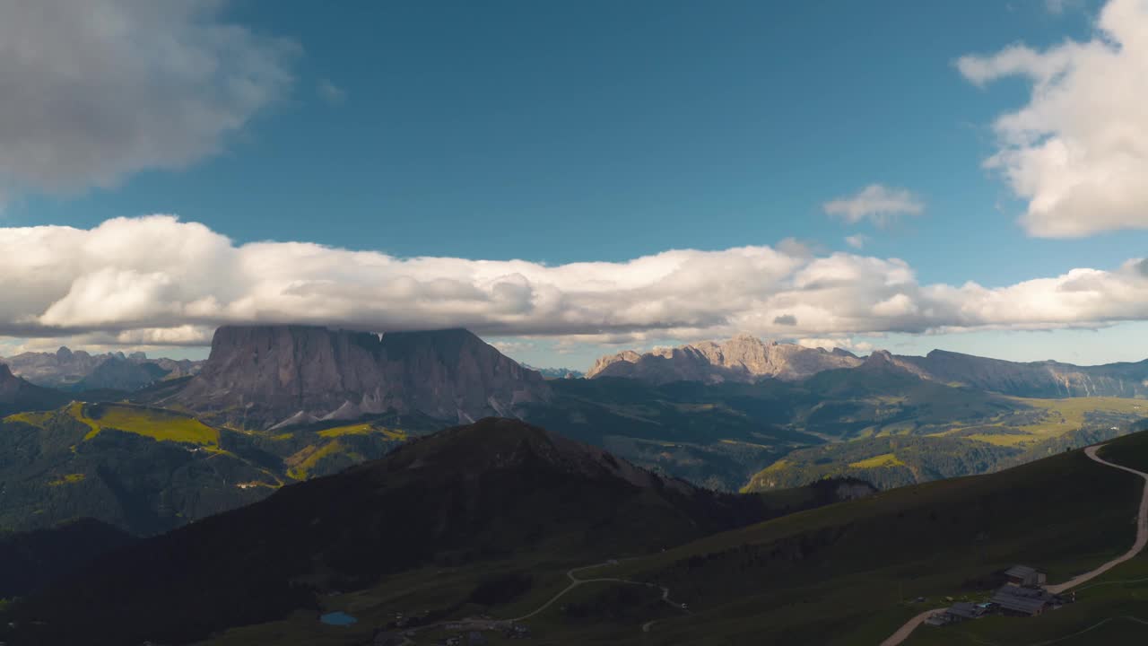 空中无人机4K镜头的Sassolungo集团在Val Gardena和Val di Fassa，白云石视频下载