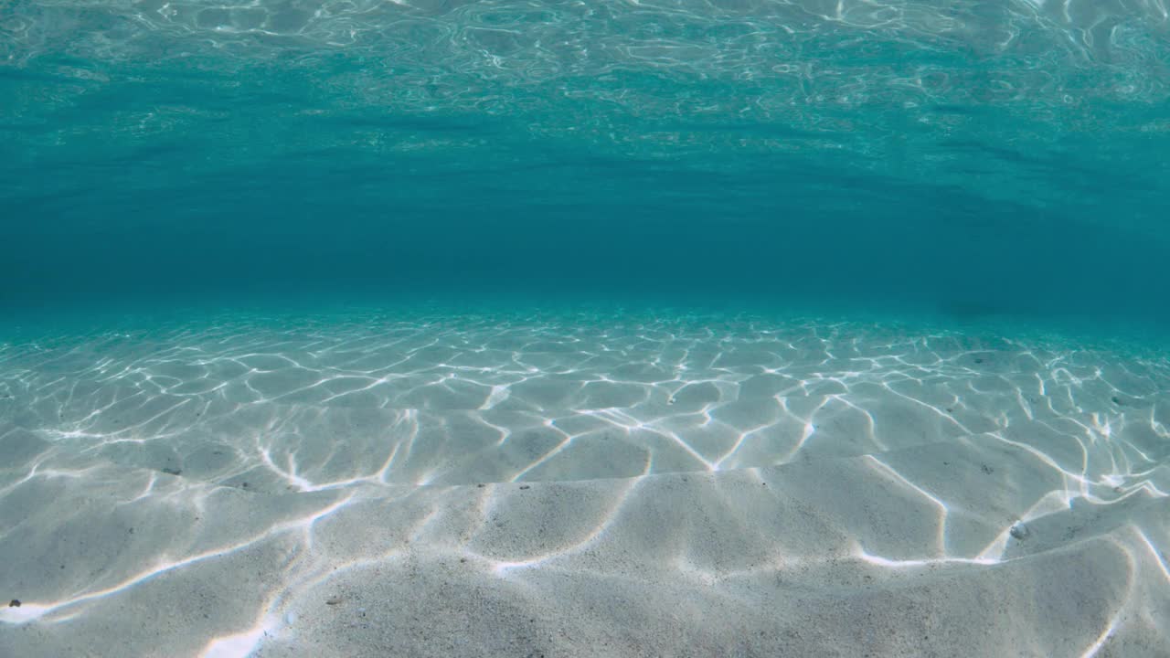 在热带海滩，透明的海水，水下有沙底。视频素材