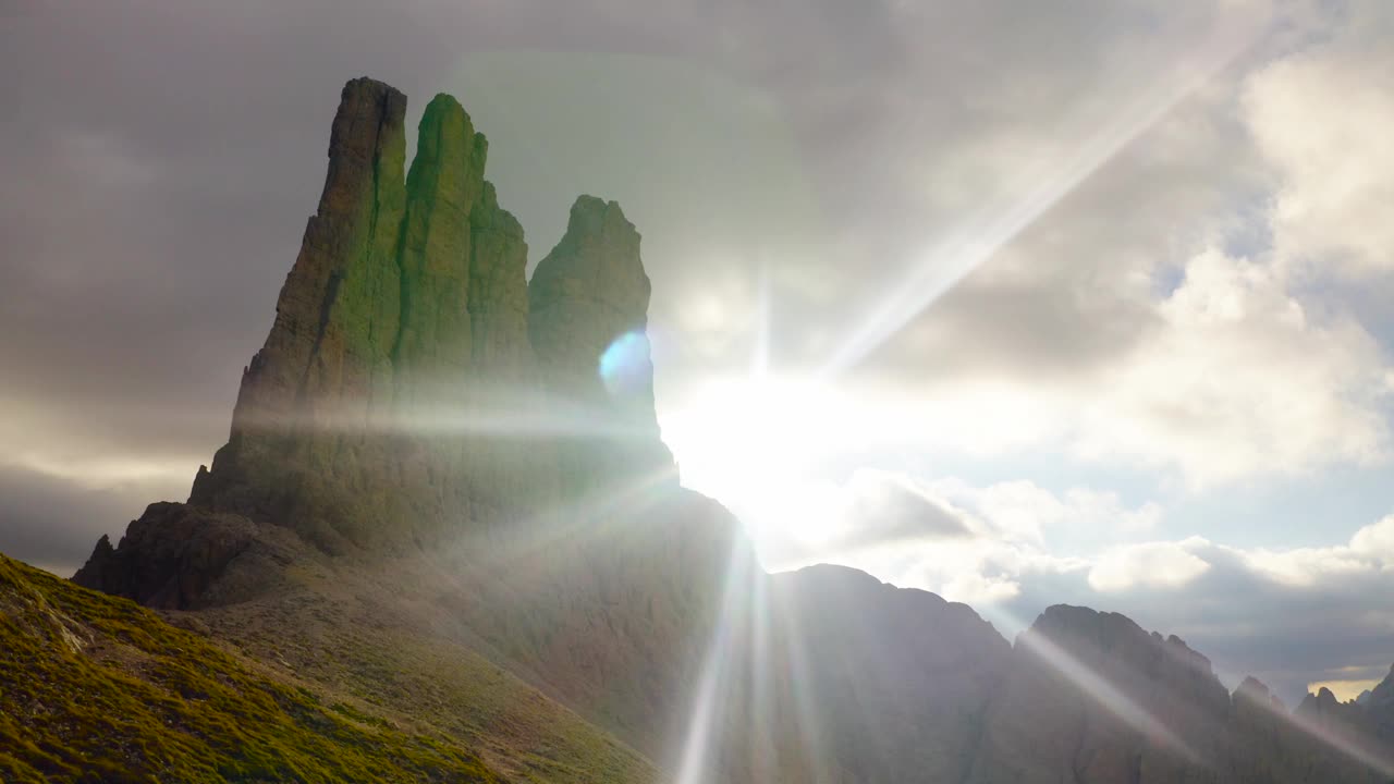 空中无人机拍摄的Dolomites Torri del Vajolet的4K镜头视频下载