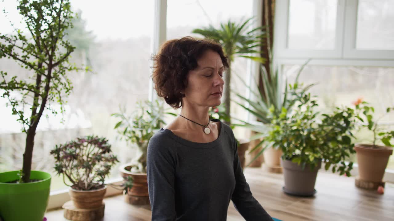 女人在家里做运动视频素材