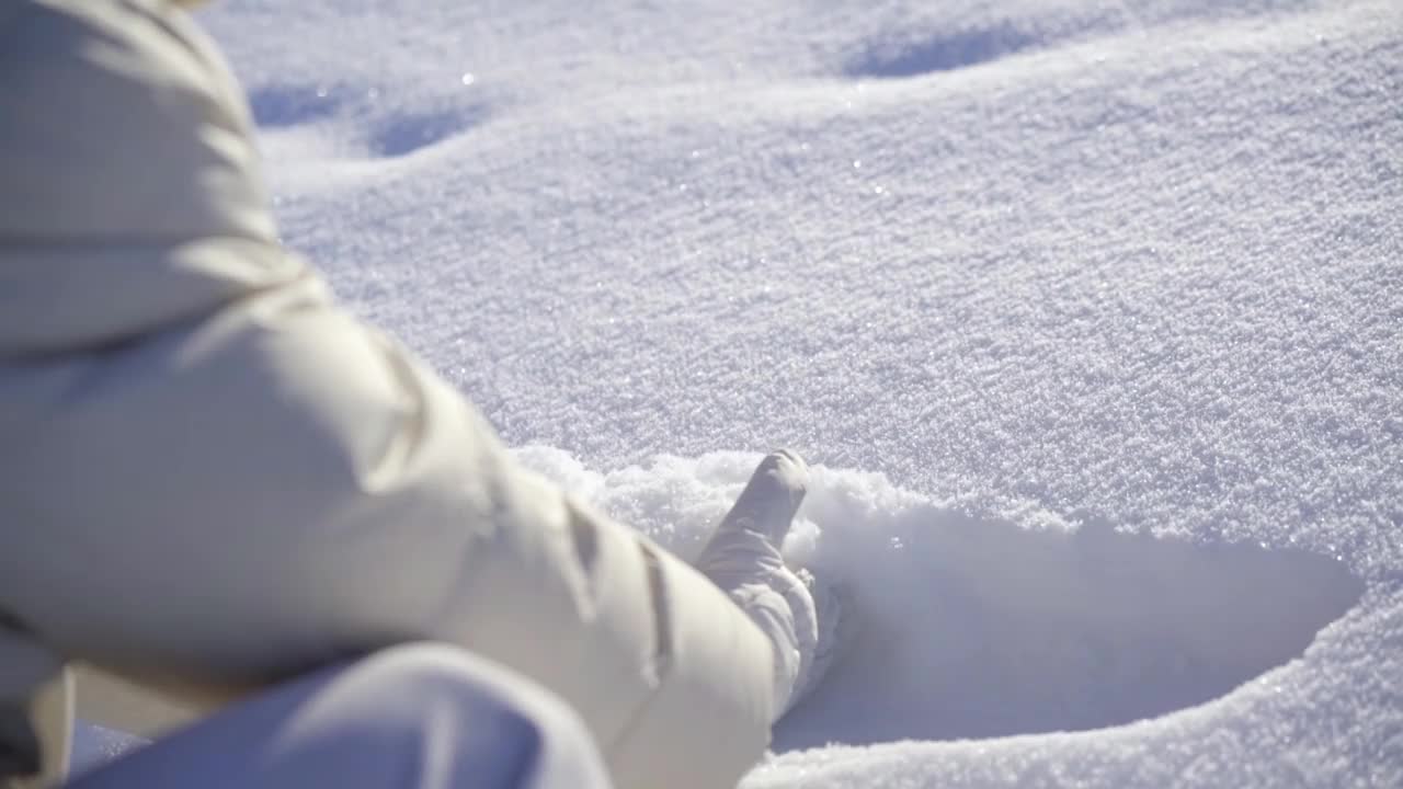 女孩把雪拿在手里，近距离看它碎了视频下载