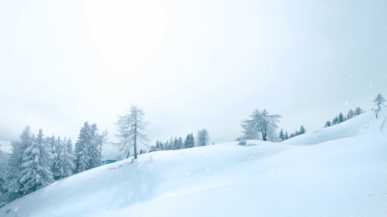 在下雪期间，美丽的山顶积雪景观。视频素材