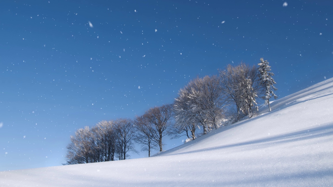 冬季雪山景观，在降雪期间有蓝色的晴朗天空。视频素材