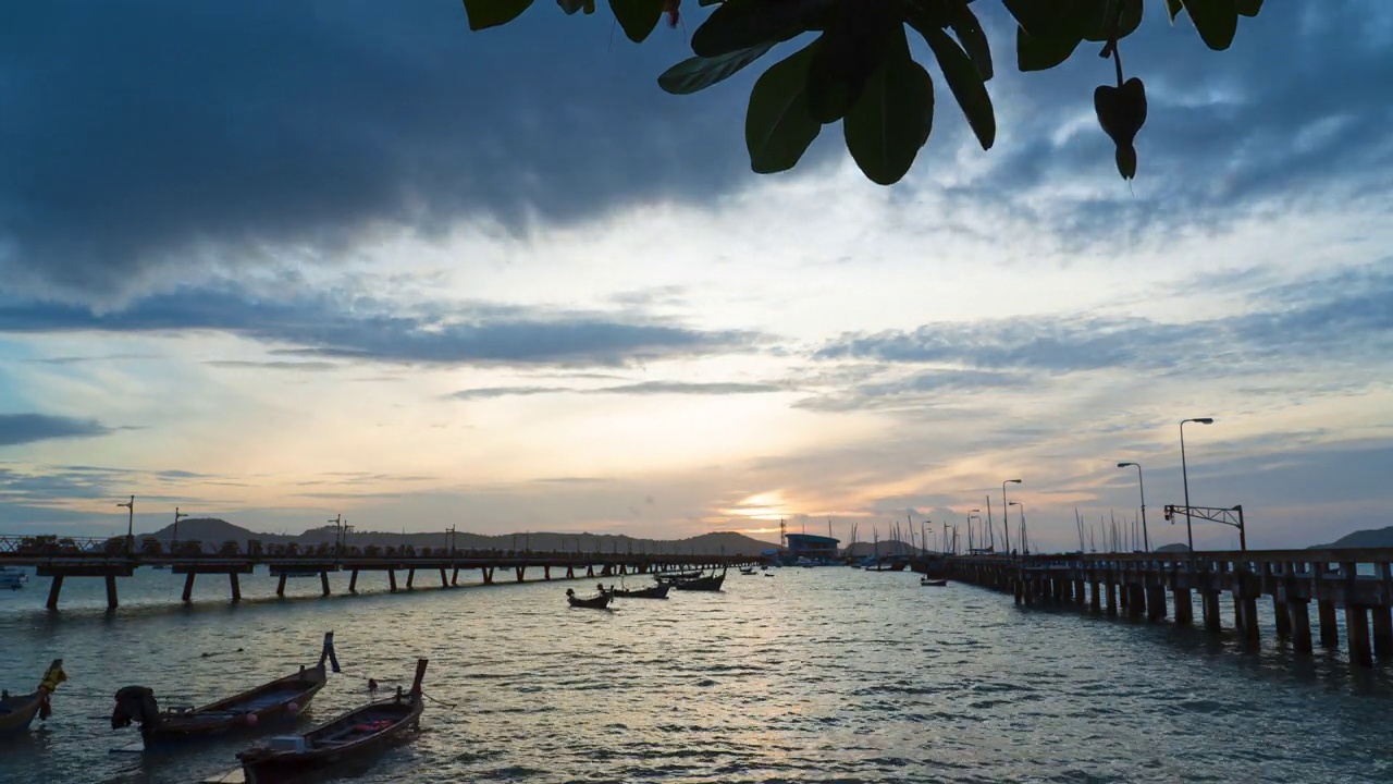 全景观海滩空间区蓝天白云日光。阳光夏日海滩视频素材