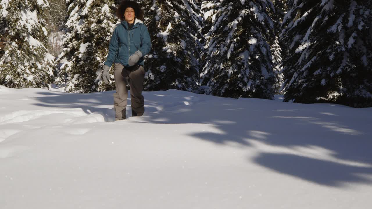 在山上穿雪鞋视频素材