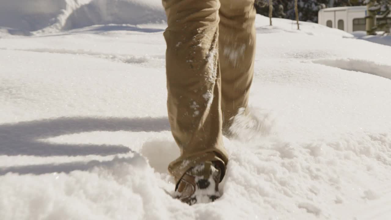 在山上穿雪鞋视频素材