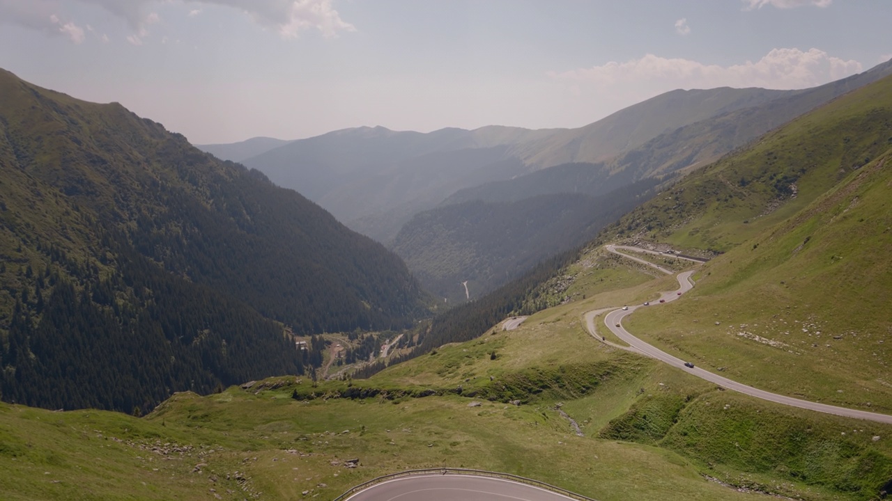 女旅行者在山顶上看风景。视频素材