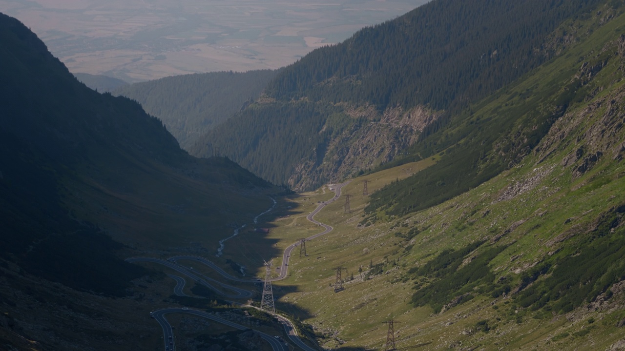 极度大图，山区蜿蜒曲折的道路。视频素材