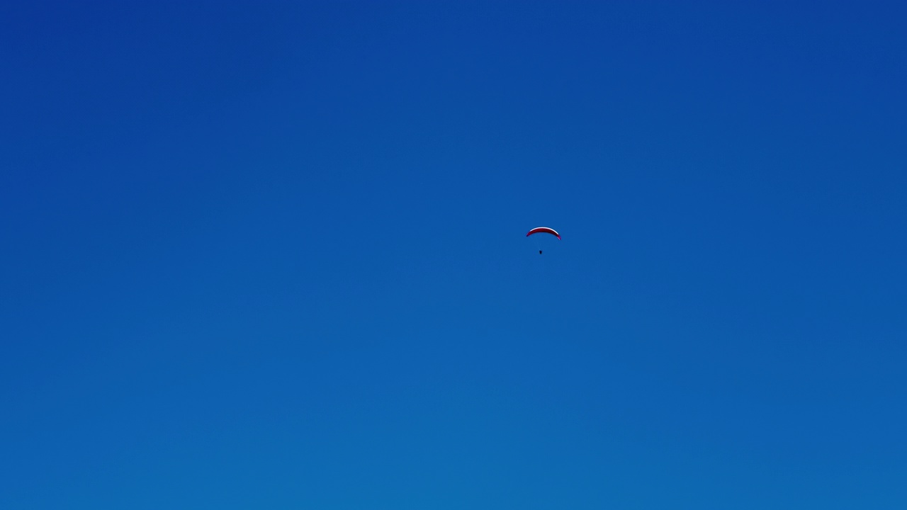 日落时分，高空跳伞的鸟瞰图视频素材