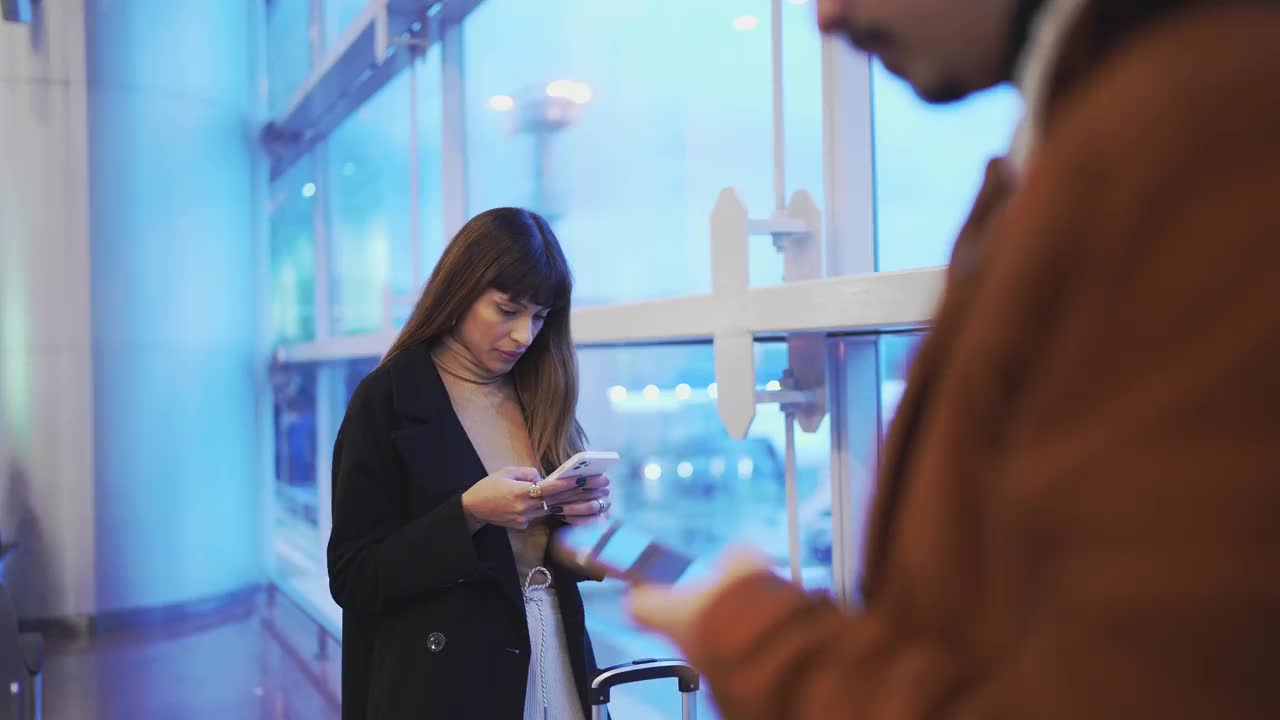 年轻女子在机场使用手机视频素材