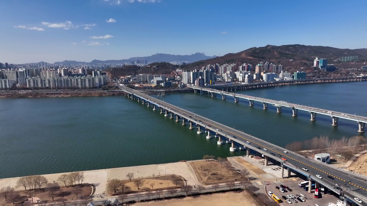 韩国首尔松坡区汉江天河大桥和奥林匹克高速公路的城市景观视频素材