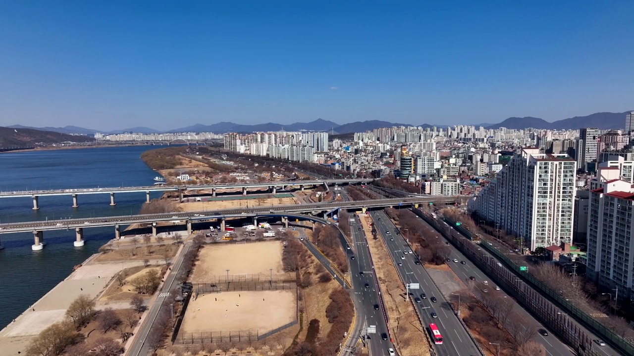 韩国首尔松坡区汉江天河大桥和奥林匹克高速公路的城市景观视频素材