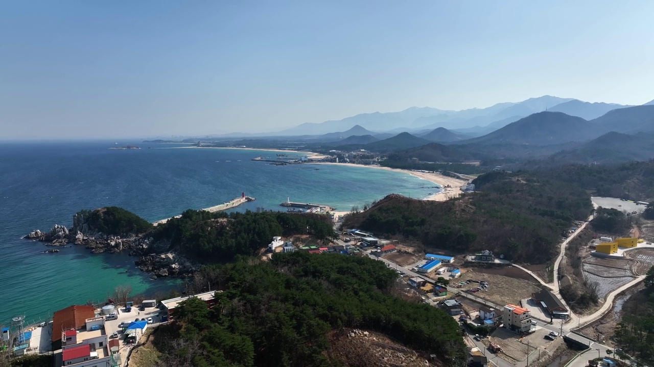 韩国江原道高城郡加津郡加津杭港的海边村庄视频素材