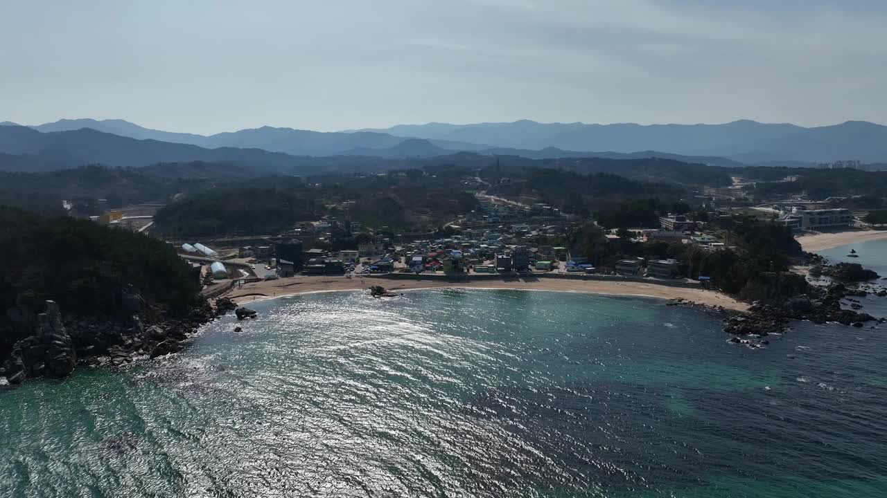 韩国江原道加津郡/高城郡海滩的海景视频素材