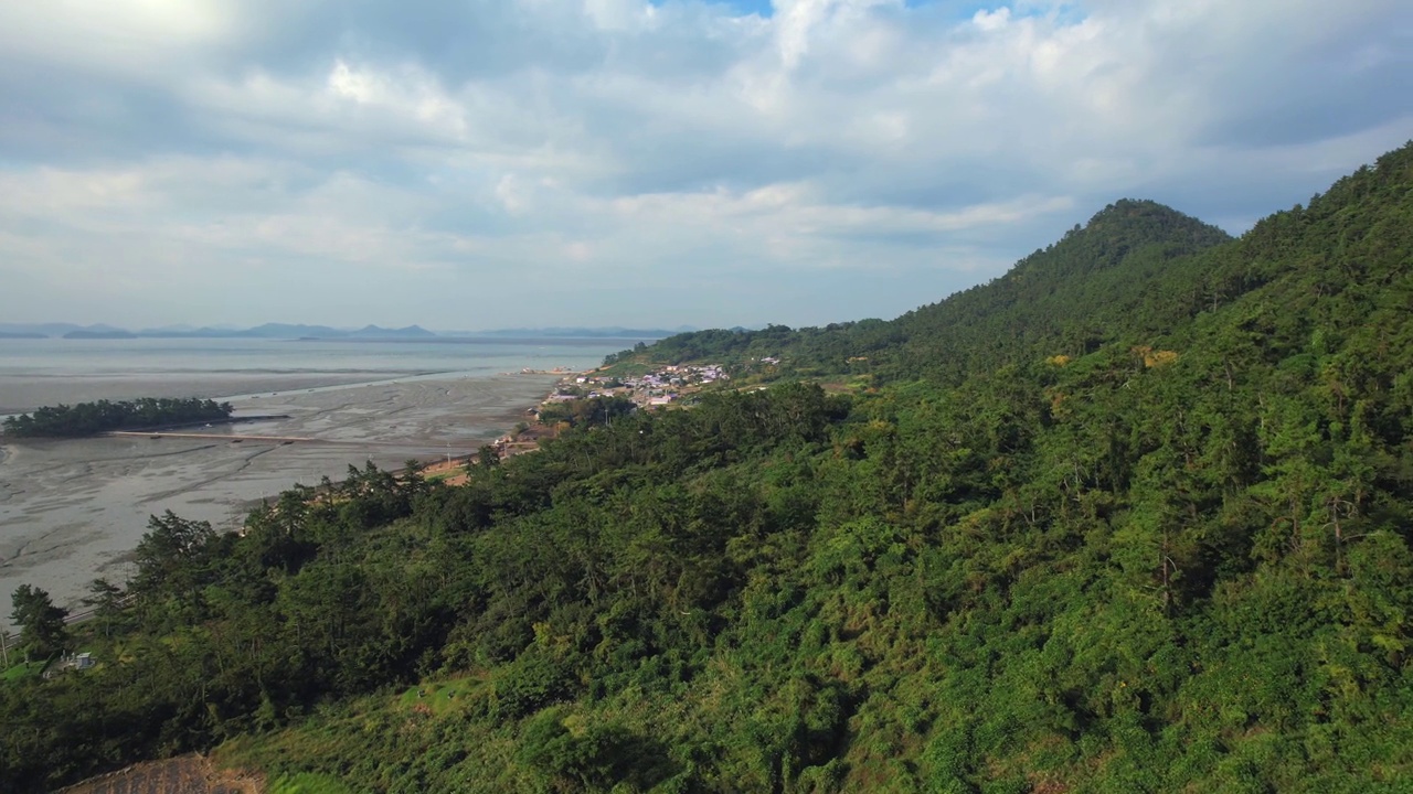 韩国全罗南道新安郡粟谷郡的村庄风景-坂月岛、泥滩、大海和紫岛视频素材