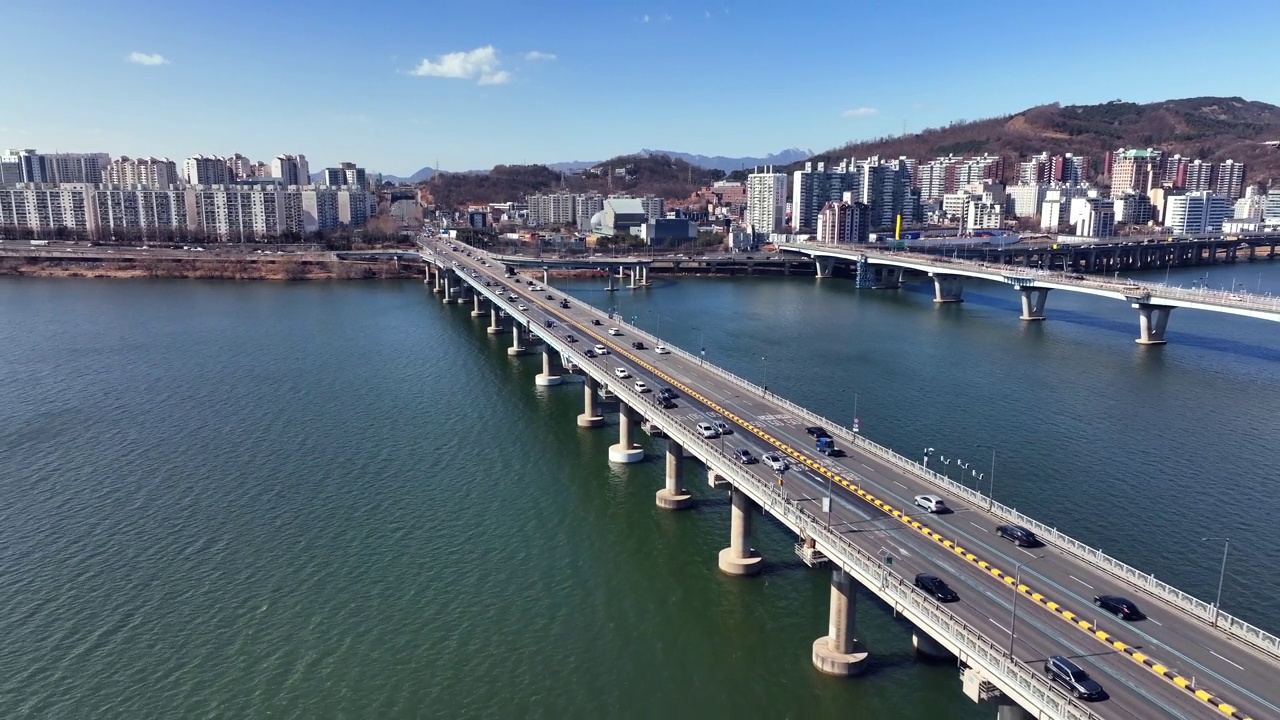 韩国首尔江东区松坡区汉江天河大桥的城市景观视频素材