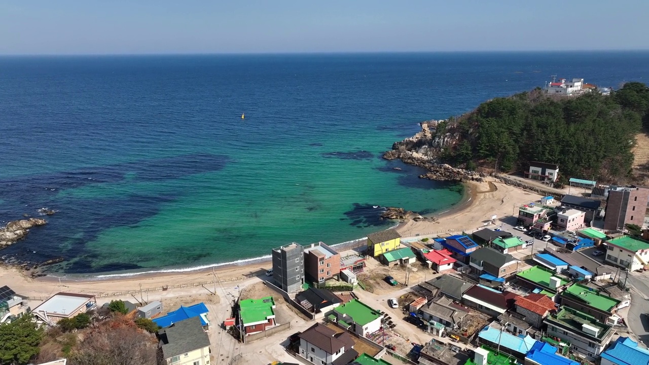 韩国江原道高城郡加津郡加津杭港的海边村庄视频素材