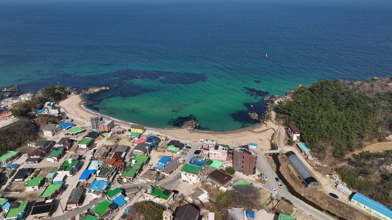 韩国江原道高城郡加津郡加津杭港的海边村庄视频素材