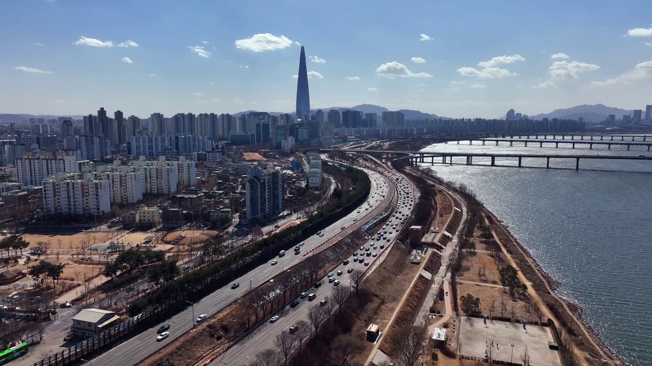 韩国首尔江东区蚕室/松坡区奥林匹克大桥、十字路口、乐天世界大厦和汉江的城市景观视频素材