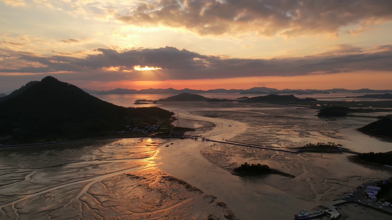 韩国全罗南道新安郡坂月岛、泥滩、大海、大桥和紫岛的日落景色视频素材