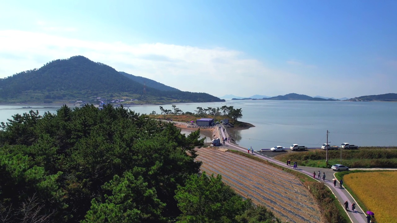 韩国全罗南道新安郡粟谷郡的村庄风景——紫桥、白枝岛、大海和紫岛视频素材