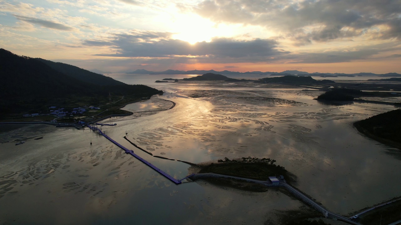 韩国全罗南道新安郡坂月岛、大海、大桥和紫岛的日落景色视频素材