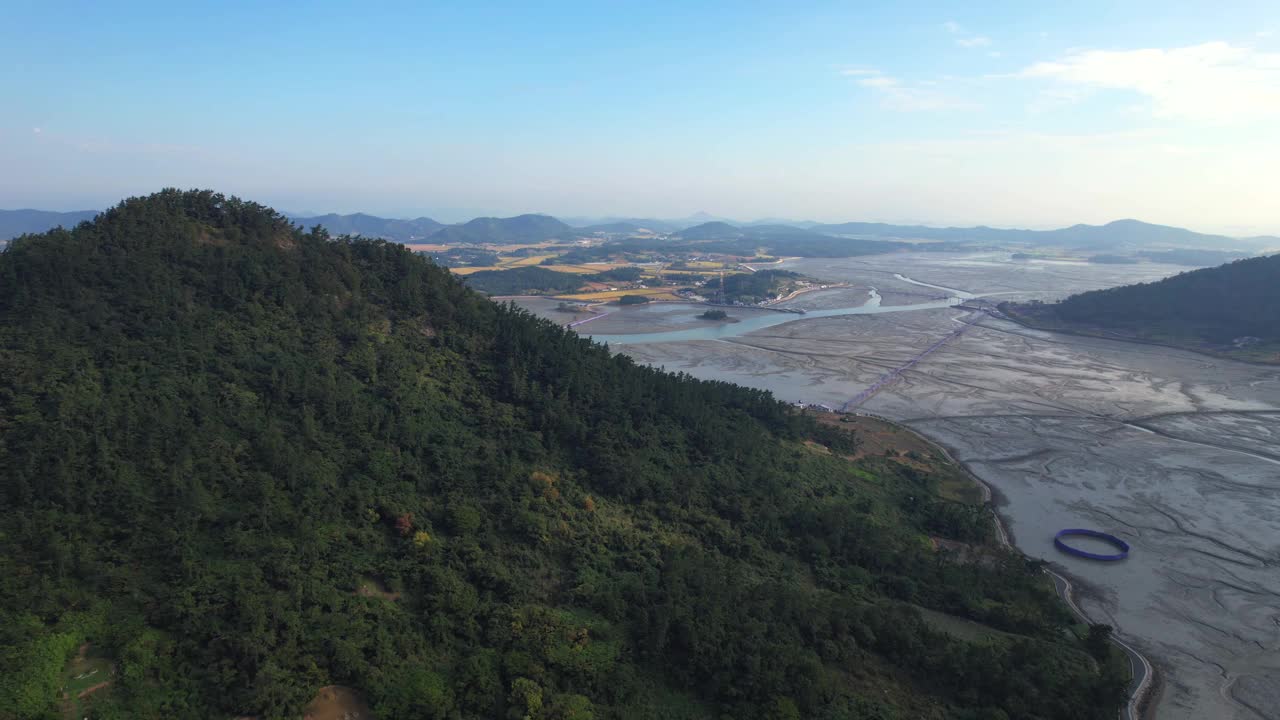 韩国全罗南道新安郡粟谷郡的村庄风景-坂月岛、泥滩、大海和紫岛视频素材