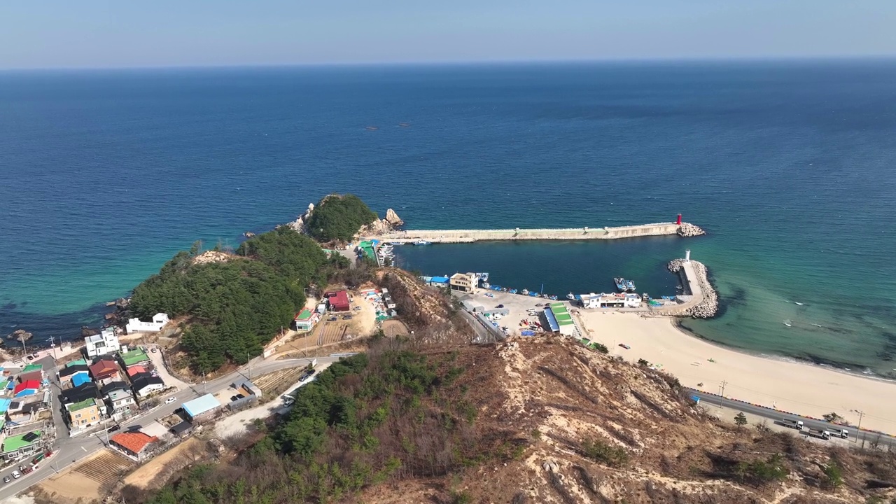 韩国江原道高城郡加津郡加津杭港的海边村庄视频素材