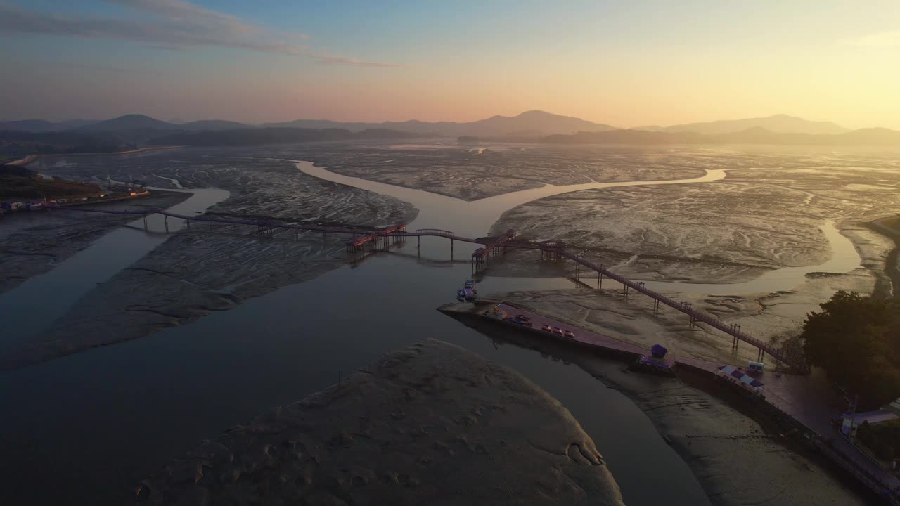 韩国全罗南道新安郡紫色岛海上的紫色桥日出视频素材