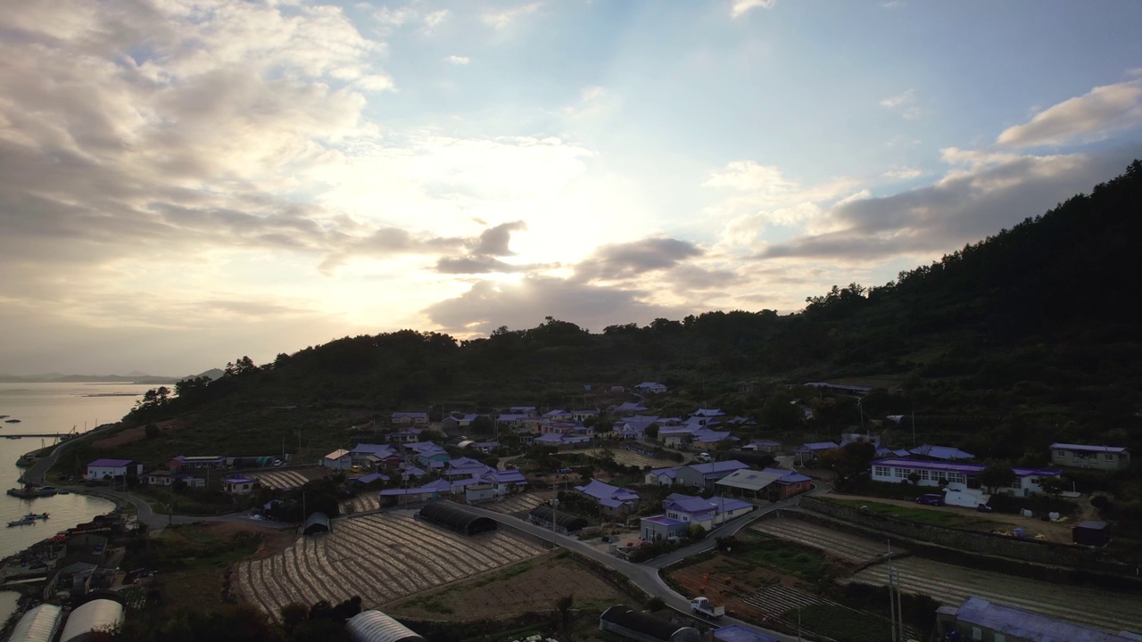 韩国全罗南道新安郡，巴基岛日出，班月岛，紫色桥，大海，村庄和紫色岛视频素材