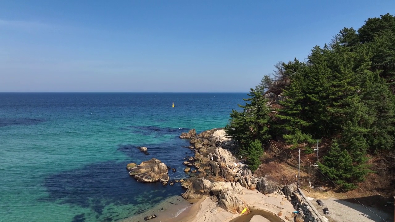 韩国江原道加津郡/高城郡海滩的海景视频素材