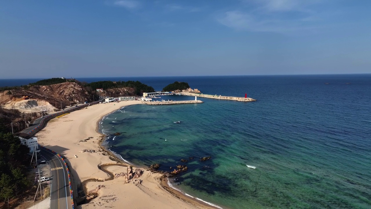 韩国江原道加津郡/高城郡的海边村庄视频素材