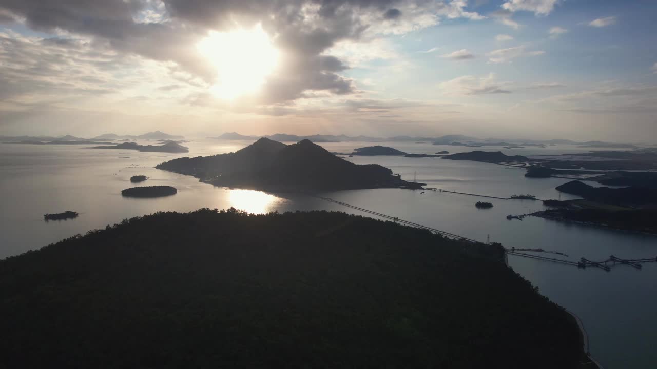 韩国全罗南道新安郡，巴基岛日出，班月岛，紫色桥，大海，村庄和紫色岛视频素材