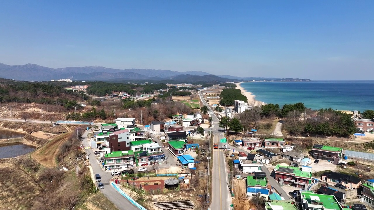 韩国江原道加津郡/高城郡的海边村庄视频素材