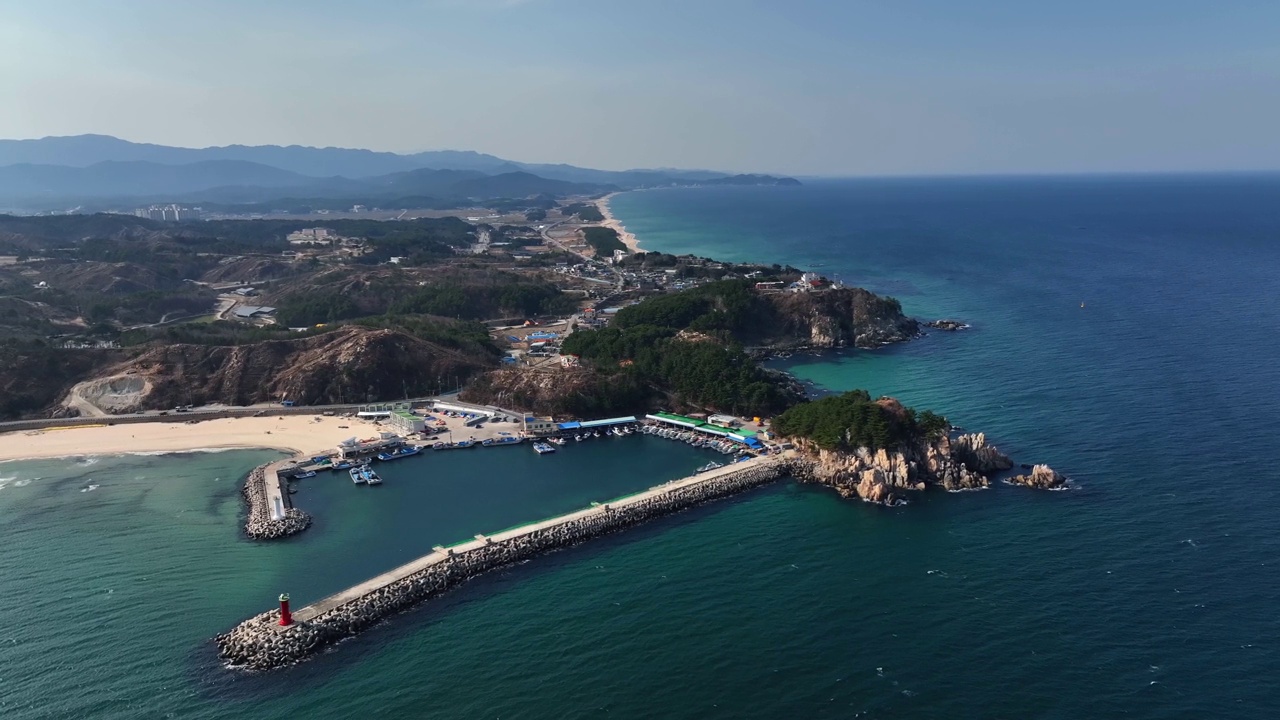 韩国江原道加津郡/高城郡的海边村庄视频素材