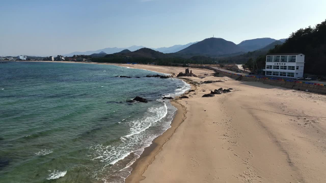 韩国江原道加津郡/高城郡海滩的海景视频素材