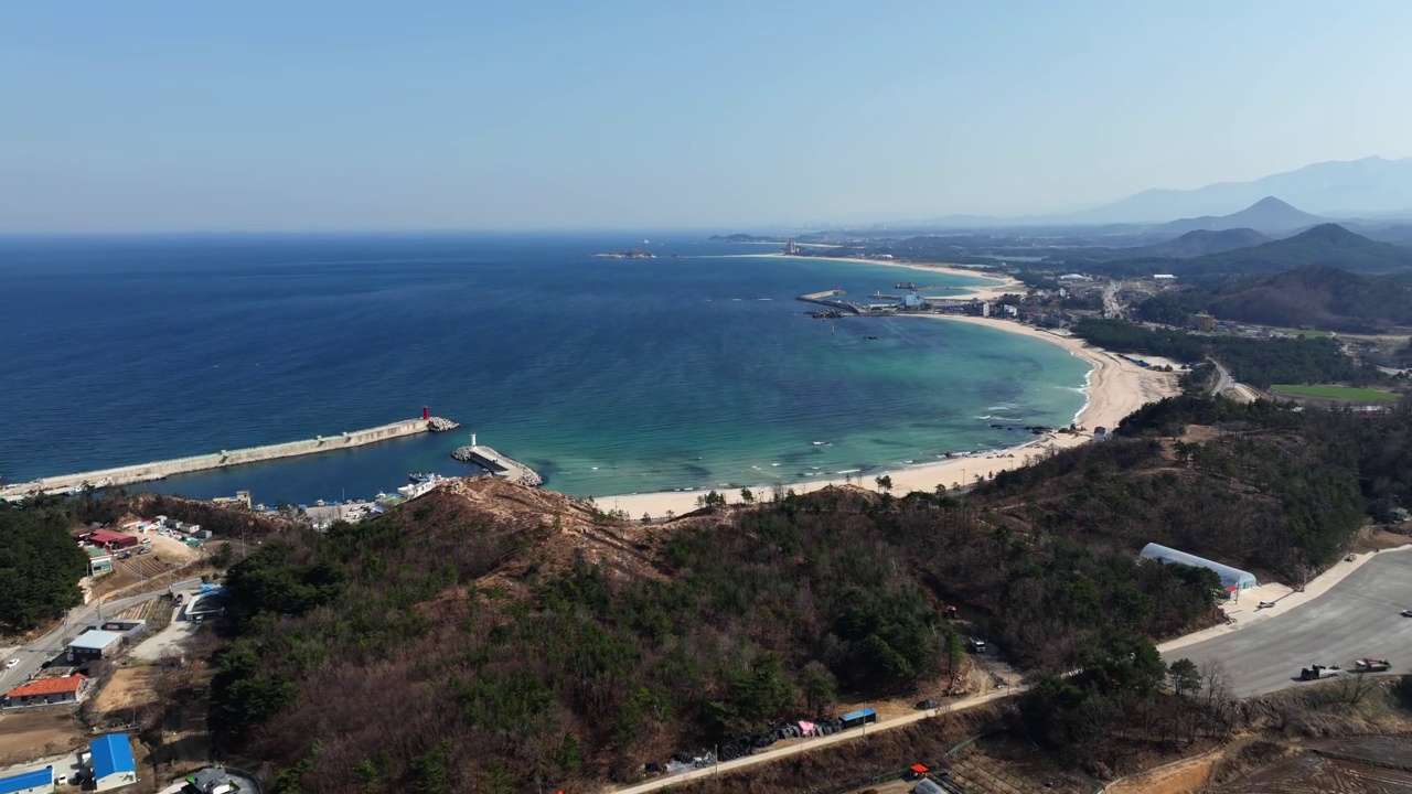 韩国江原道高城郡加津郡加津杭港附近的海滩岩石视频素材