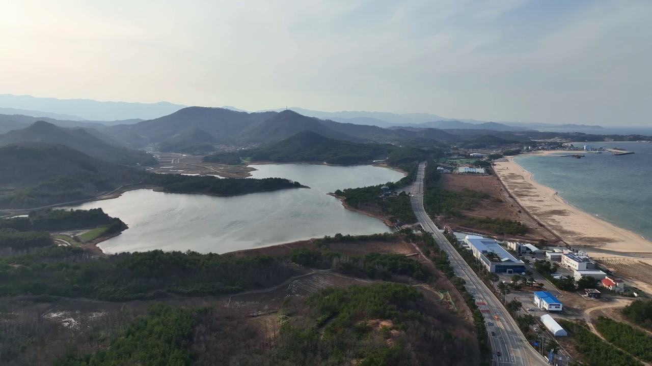 韩国江原道高城郡Songjiho海滩的沿海道路视频素材