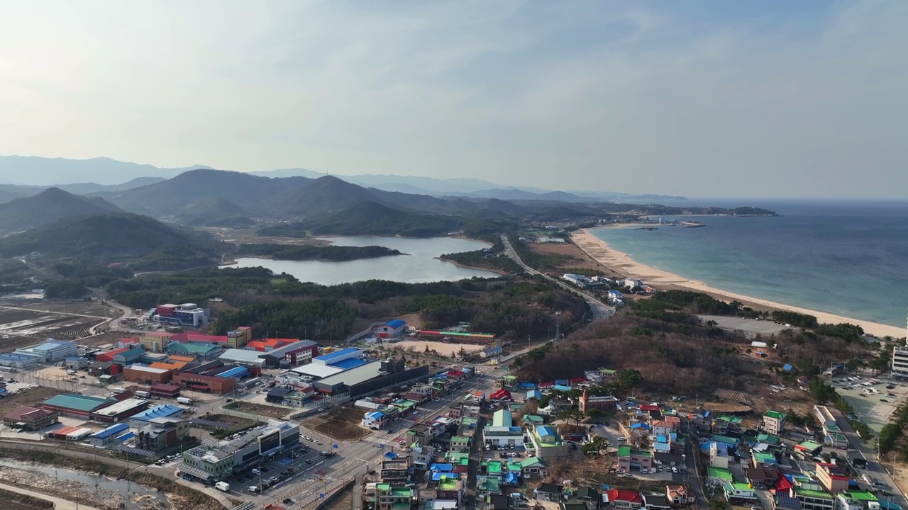 韩国江原道高城郡Songjiho海滩的海边村庄视频素材