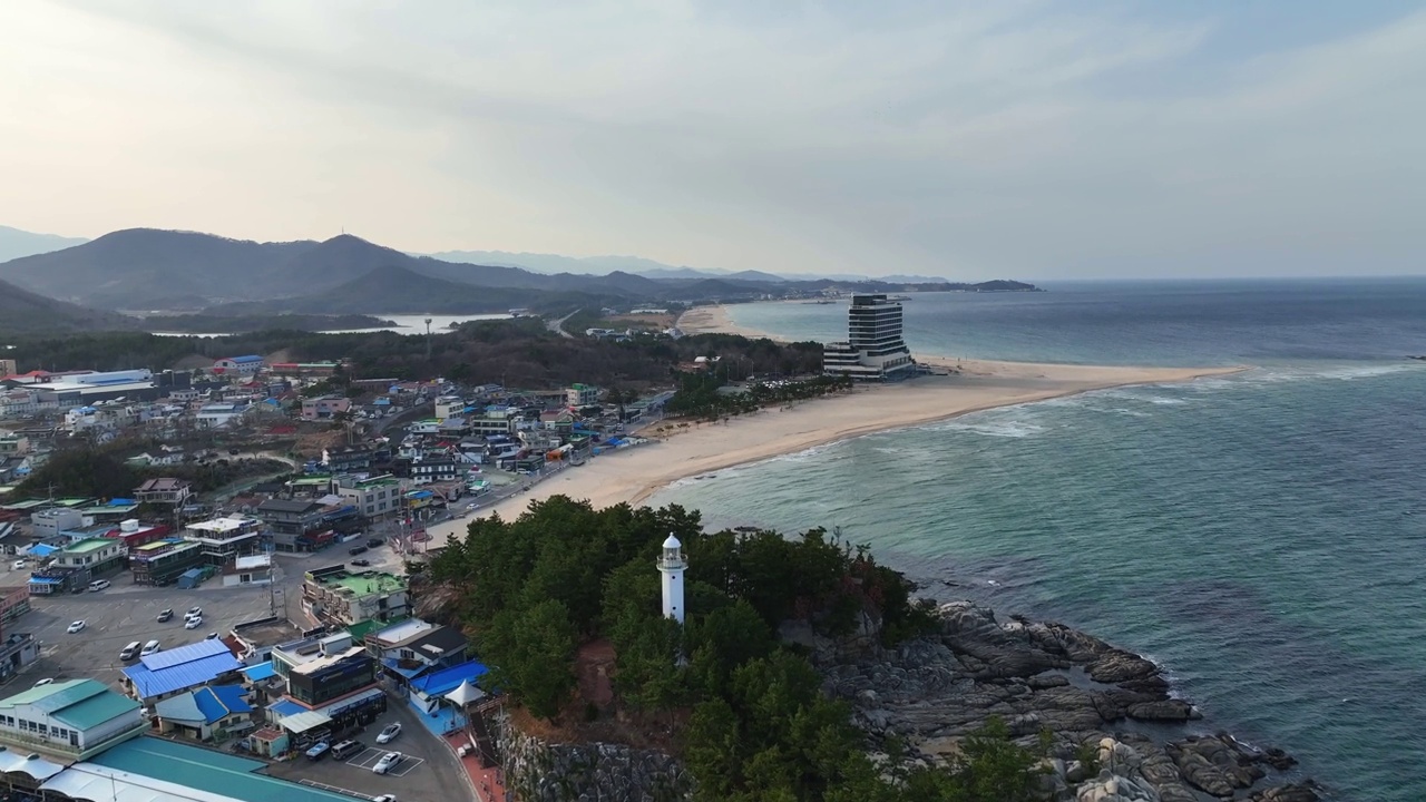 韩国江原道高城郡奥霍杭港和Seonang岩的海边村庄视频素材