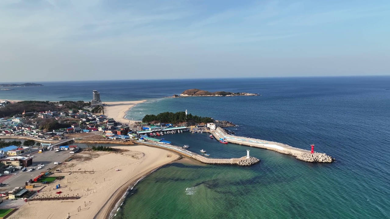 韩国江原道高城郡奥霍杭港和Seonang Rock的海滨视频素材