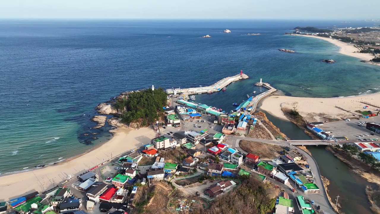 韩国江原道高城郡奥霍杭港和Seonang Rock的海滨视频素材