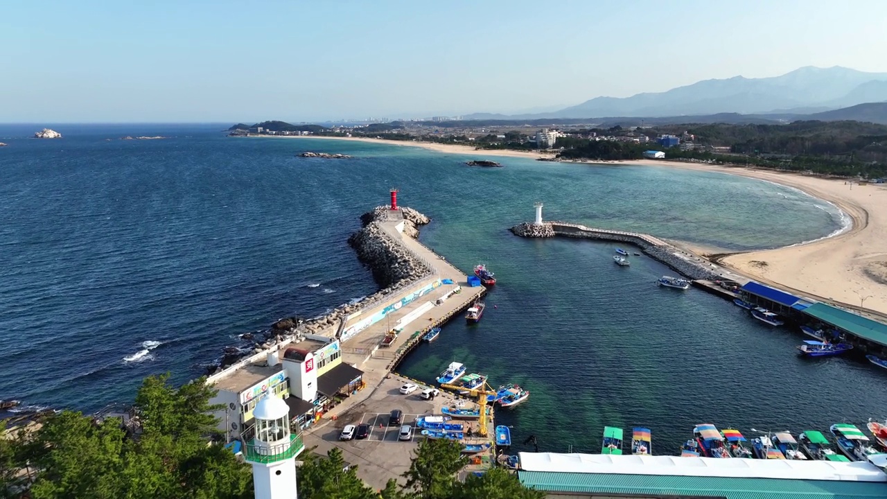 韩国江原道Goseong-gun, Ohohang港口和Seonang岩石附近的码头视频素材