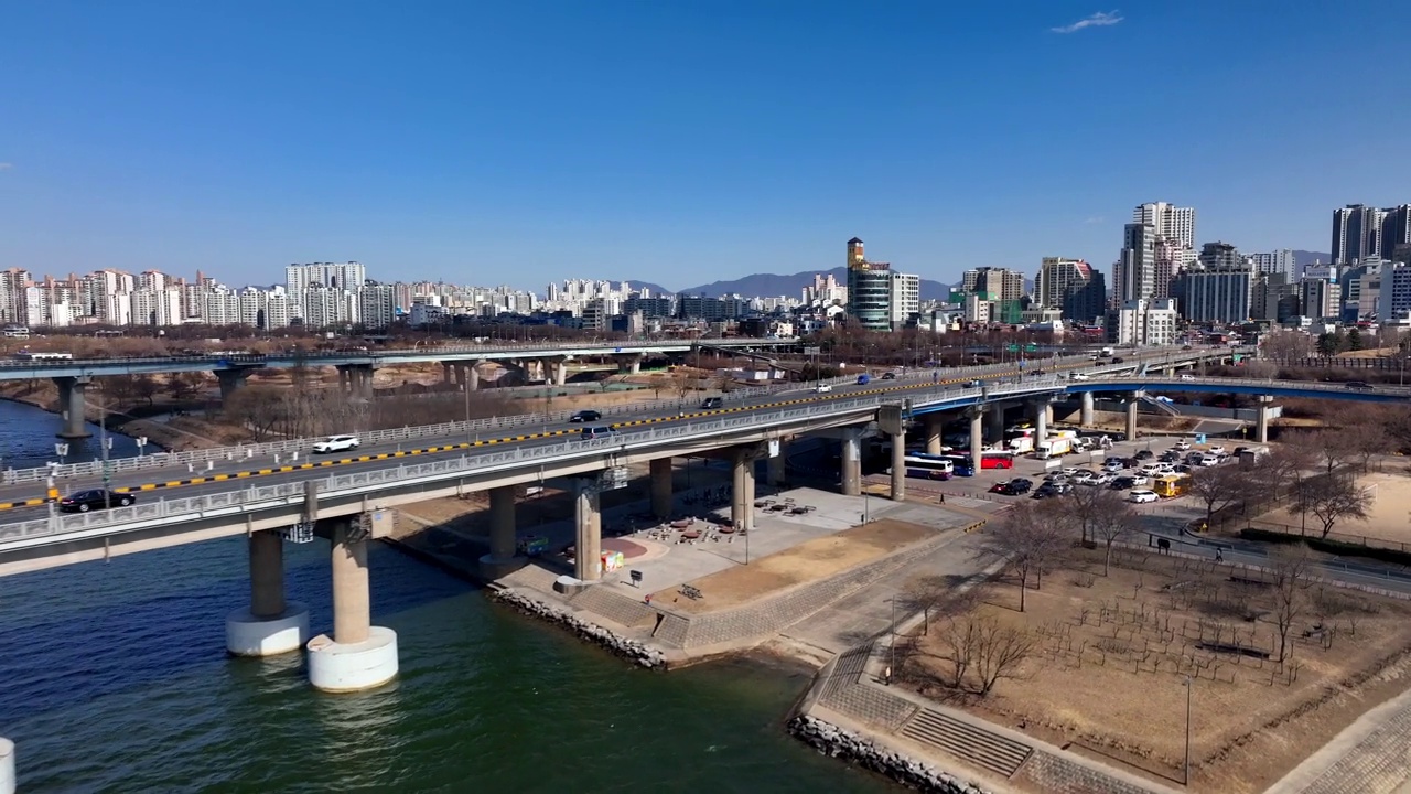 韩国首尔松坡区汉江天河大桥和奥林匹克高速公路的城市景观视频素材