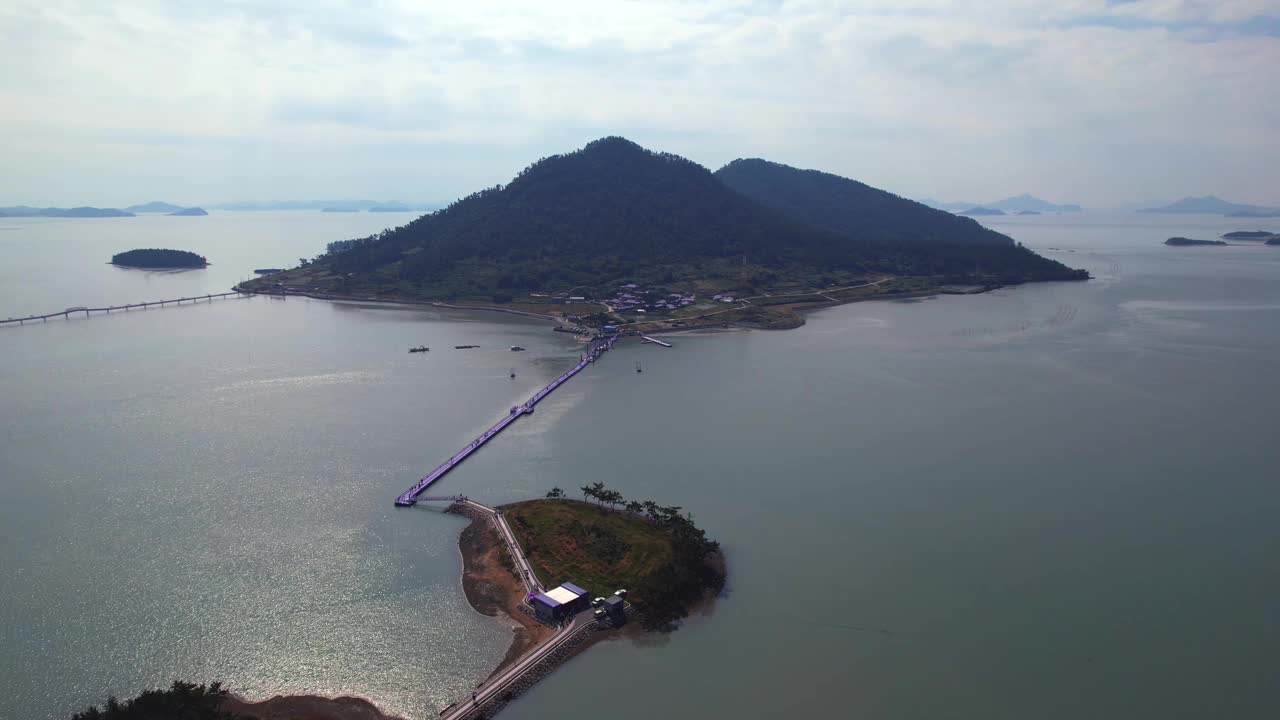 韩国全罗南道新安郡的紫桥、白枝岛、大海和紫岛的风景视频素材