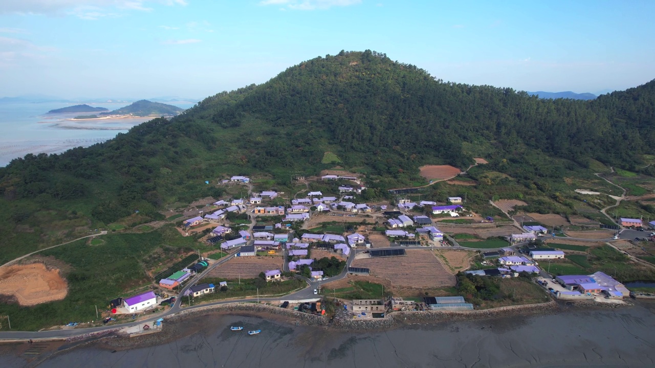 韩国全罗南道新安郡粟谷郡的村庄风景-坂月岛、泥滩、大海和紫岛视频素材