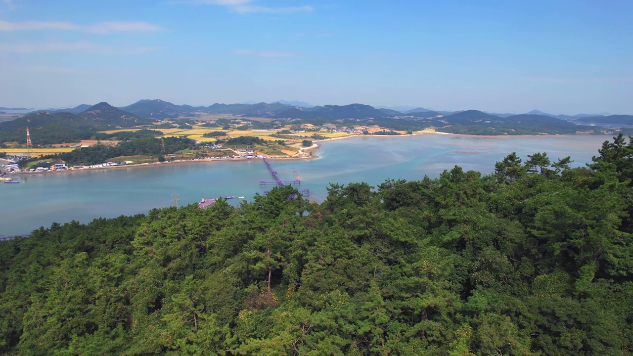 韩国全罗南道新安郡粟谷郡的村庄风景——紫桥、白枝岛、大海和紫岛视频素材